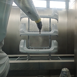 开封某某汽配有限公司汽车保险杠涂装生产线清漆喷涂现场实拍